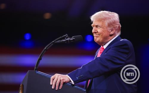 Donald Trump megerősítette, hogy pénteken aláírja Volodimir Zelenszkij ukrán elnökkel az amerikai-ukrán gazdasági megállapodást