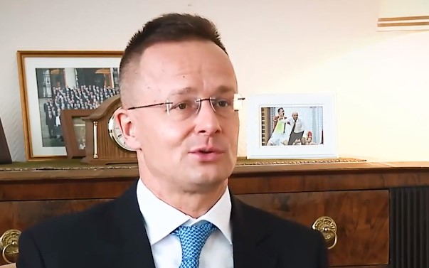 Szijjártó Péter: más országok érdekeit szolgálják, akik az elektromos akkumulátorgyárak ellen hergelnek