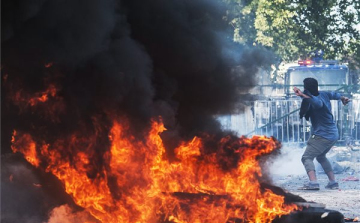 Illegális bevándorlás - a magyar rendőröket brutális támadás érte Röszkénél