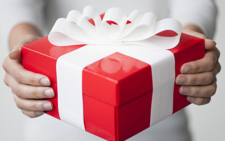 Születésnapra, karácsonykor és esküvőre minden magyar ad ajándékot