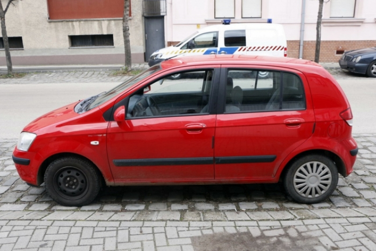 Autós üldözés Kecskeméten – meglépett egy kisautóval