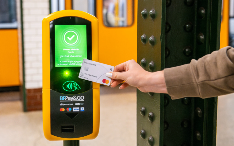 BKK: hamarosan minden metrón megjelenik az érintésmentes fizetés