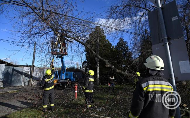 Az erős szél miatt országosan háromszáz káresethez riasztották a tűzoltókat